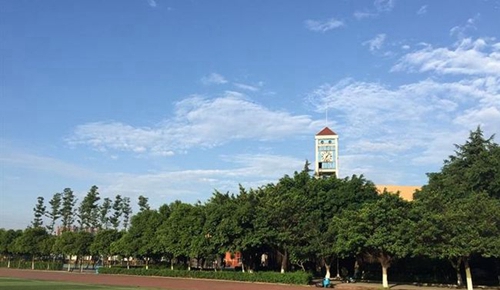 成都市三原外國語學(xué)校叢林中的鐘樓
