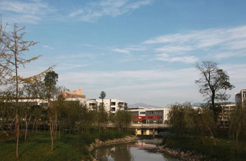 北川中學(xué)校園河流