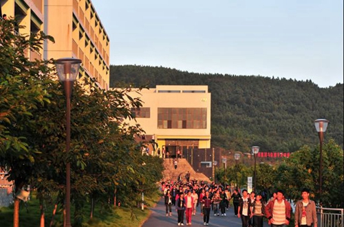 北川中學(xué)校園一角