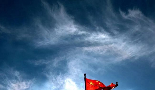 鹽邊縣中學(xué)校校園飄揚(yáng)的紅旗