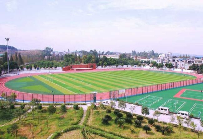 成都市籍田中學(xué)操場全景
