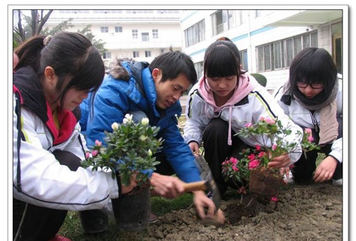 成都市鹽道街外語學(xué)校植樹系列活動