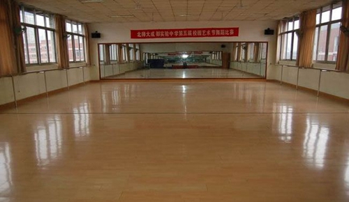 北京師范大學(xué)成都實驗中學(xué)舞蹈訓(xùn)練室