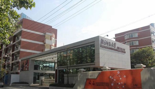 北京師范大學(xué)成都實驗中學(xué)校門一角