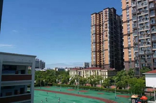 成都嘉祥外國語學(xué)校郫縣分校運(yùn)動場遠(yuǎn)眺