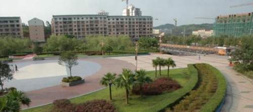 大英中學(xué)校前廣場(chǎng)