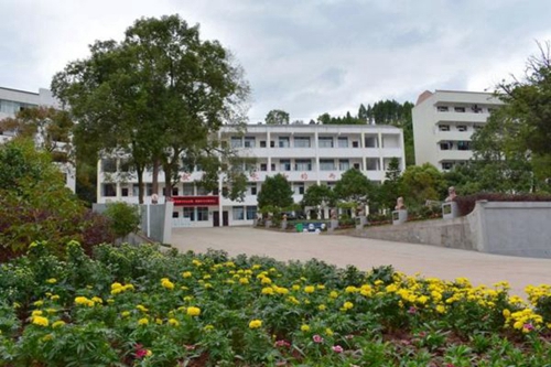 白馬中學(xué)校園一角
