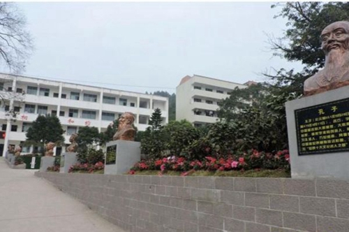白馬中學(xué)圣閑路