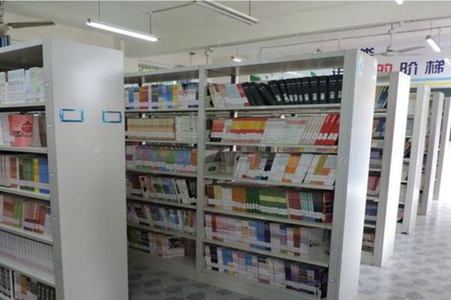 白馬中學(xué)圖書館