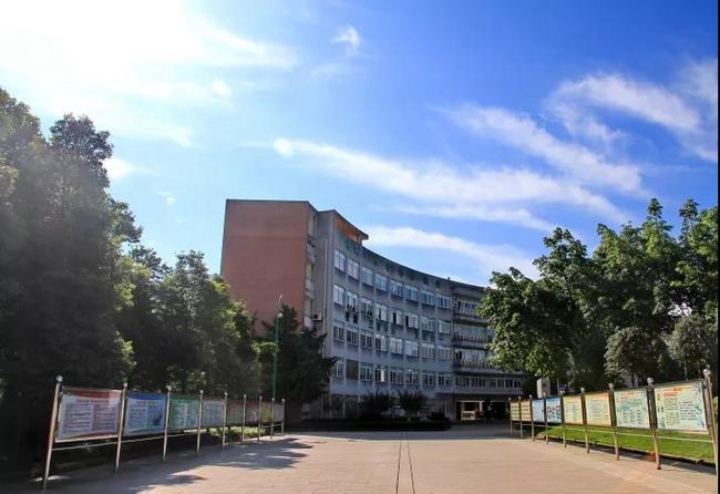 四川省成都市龍泉中學(xué)校行政樓