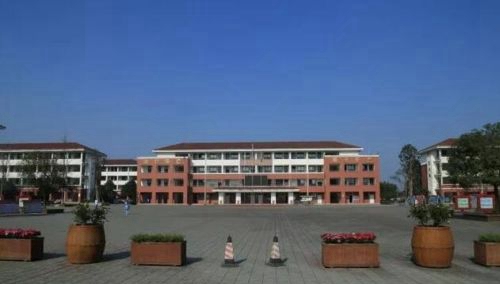 邛崍一中校園風光