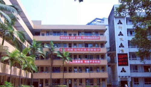 樂(lè)山草堂高中校園景色