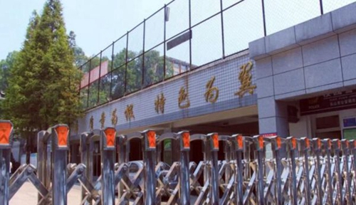 樂(lè)山草堂高中校園一角