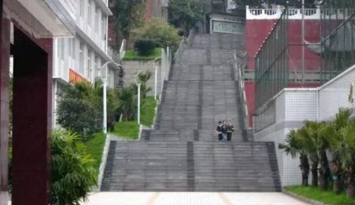 樂(lè)山草堂高中校園一角1