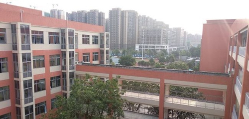 四川省成都市川化中學(xué)教學(xué)樓一角