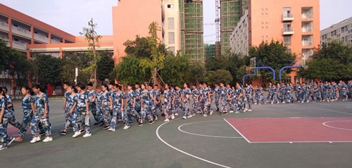 四川省成都市川化中學(xué)軍訓(xùn)生活
