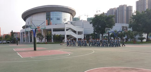四川省成都市川化中學(xué)新生軍訓(xùn)