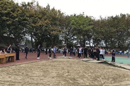 成都市新都區(qū)泰興中學(xué)校扔實心球