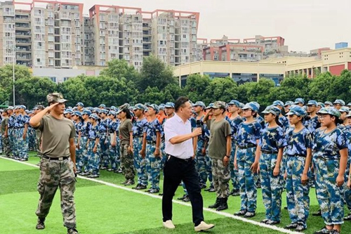 成都高新實(shí)驗(yàn)中學(xué)軍訓(xùn)檢閱