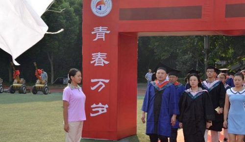 成都高新實(shí)驗(yàn)中學(xué)跨過成人門
