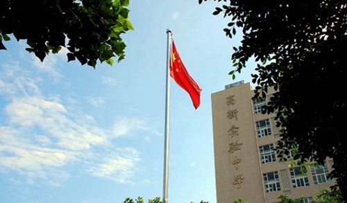 成都高新實(shí)驗(yàn)中學(xué)隨風(fēng)飄揚(yáng)的國旗