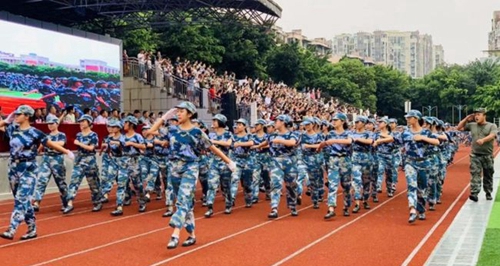成都高新實(shí)驗(yàn)中學(xué)新生軍訓(xùn)