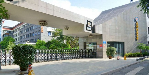 四川省成都市西北中學校門側影