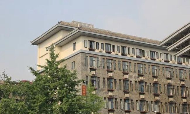 四川省成都市西北中學(xué)學(xué)費(fèi)、報(bào)名費(fèi)多少錢(qián)？宿舍樓