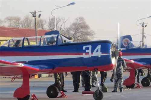 四川大學(xué)附屬中學(xué)(成都12中)空軍航空大學(xué)上機(jī)試飛