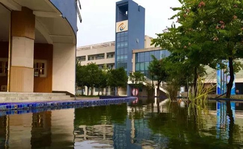 成都市成飛中學校園湖