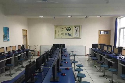 成都市青白江中學(xué)計算機教室