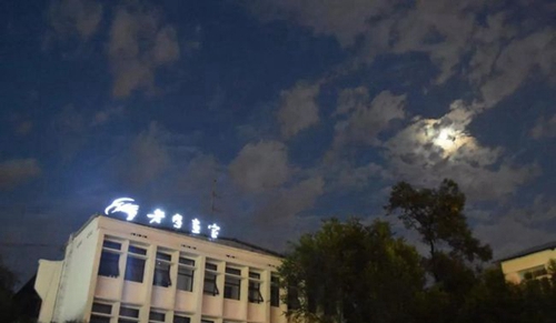 成都老鷹畫(huà)室月光下的宿舍樓