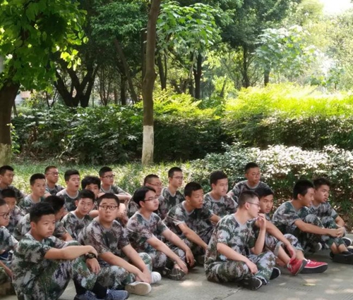 成都樹德中學國際部(光華校區(qū))軍訓間隙