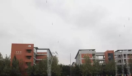成都樹德中學國際部(光華校區(qū))燃放火箭