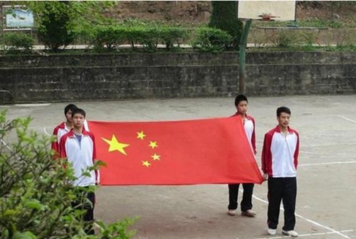 營(yíng)山縣回龍中學(xué)升旗儀式