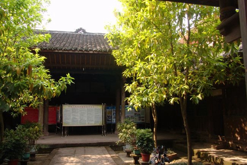 四川省蓬安中學玉環(huán)書苑院內(nèi)