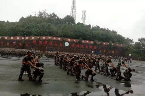簡陽市石橋中學軍訓結業(yè)表演