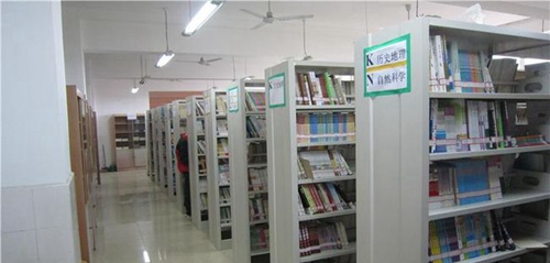 四川省成都市洛帶中學(xué)校圖書(shū)室、閱覽室