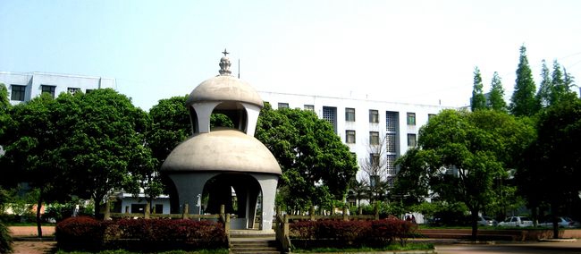 四川省彭州中學(xué)世紀(jì)鐘庭
