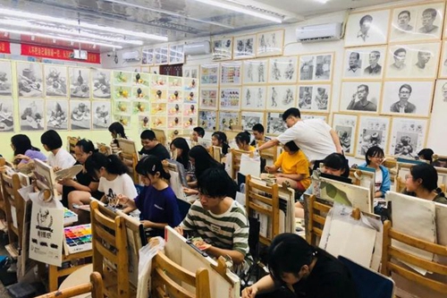 成都創(chuàng)美藝尚畫(huà)室學(xué)生課堂
