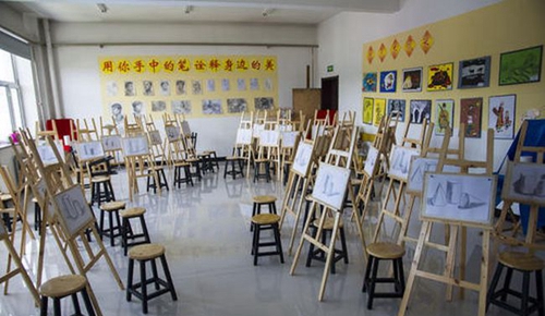 成都創(chuàng)藝星藝術(shù)空間畫(huà)室環(huán)境