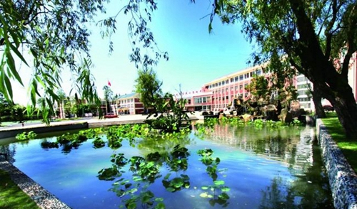 都江堰市青城山高級中學辦學規(guī)模 現(xiàn)有52個高中教學班,200多名教職工,在校高中學生2000多人,全住讀管理。 都江堰市青城山高級中學校園環(huán)境 學校占地148畝,面向岷江水,背靠青城山,左接都江古堰,右臨快鐵青城山站,依山傍水,烏語花香。荷塘