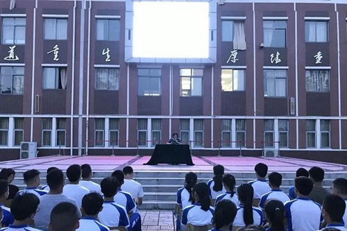 都江堰市青城山高級中學辦學規(guī)模 現(xiàn)有52個高中教學班,200多名教職工,在校高中學生2000多人,全住讀管理。 都江堰市青城山高級中學校園環(huán)境 學校占地148畝,面向岷江水,背靠青城山,左接都江古堰,右臨快鐵青城山站,依山傍水,烏語花香。開學典禮2