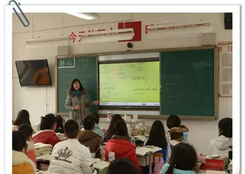 都江堰市青城山高級中學辦學規(guī)模 現(xiàn)有52個高中教學班,200多名教職工,在校高中學生2000多人,全住讀管理。 都江堰市青城山高級中學校園環(huán)境 學校占地148畝,面向岷江水,背靠青城山,左接都江古堰,右臨快鐵青城山站,依山傍水,烏語花香。課堂