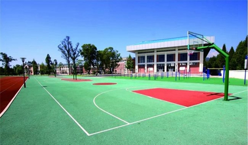 都江堰市青城山高級中學辦學規(guī)模 現(xiàn)有52個高中教學班,200多名教職工,在校高中學生2000多人,全住讀管理。 都江堰市青城山高級中學校園環(huán)境 學校占地148畝,面向岷江水,背靠青城山,左接都江古堰,右臨快鐵青城山站,依山傍水,烏語花香?；@球場