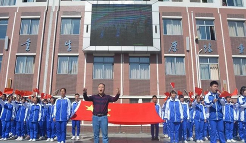 都江堰市青城山高級中學辦學規(guī)模 現(xiàn)有52個高中教學班,200多名教職工,在校高中學生2000多人,全住讀管理。 都江堰市青城山高級中學校園環(huán)境 學校占地148畝,面向岷江水,背靠青城山,左接都江古堰,右臨快鐵青城山站,依山傍水,烏語花香。慶祝國慶