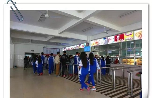 都江堰市青城山高級中學辦學規(guī)模 現(xiàn)有52個高中教學班,200多名教職工,在校高中學生2000多人,全住讀管理。 都江堰市青城山高級中學校園環(huán)境 學校占地148畝,面向岷江水,背靠青城山,左接都江古堰,右臨快鐵青城山站,依山傍水,烏語花香。食堂