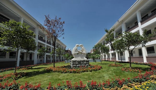 都江堰市青城山高級中學校園雕塑