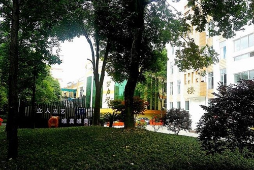 四川省崇州市蜀城中學校園景色