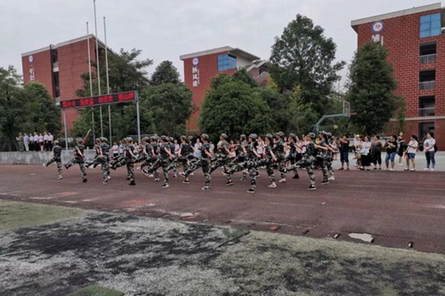 成都經(jīng)開區(qū)實驗中學(xué)檢閱軍訓(xùn)